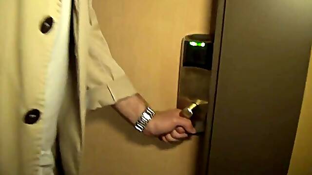 Il offre sa femme les yeux bandés a un inconnu