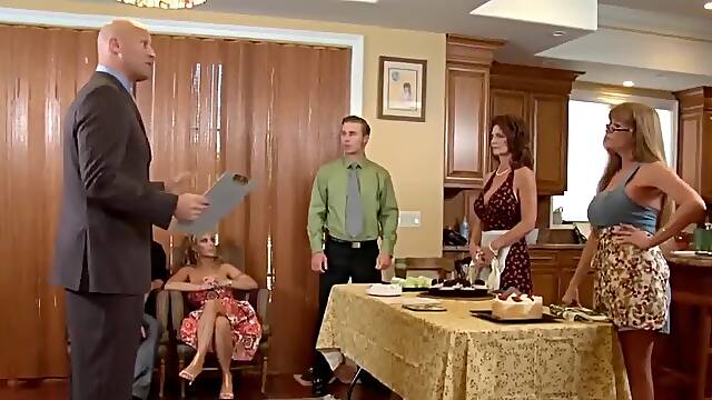 Darla Crane, Julia Ann, Holly Halston, Deauxma - Reverse Gangbang
